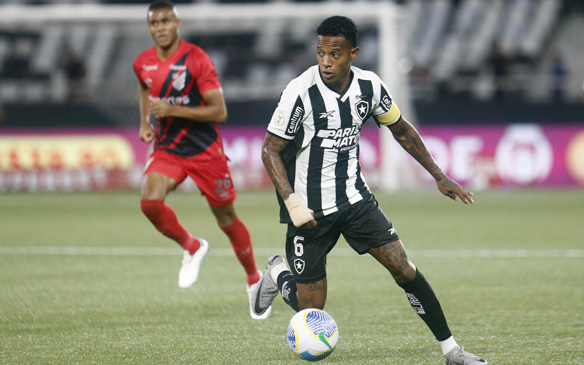 Lance de Botafogo e Athletico no Est&aacute;dio Nilton Santos
