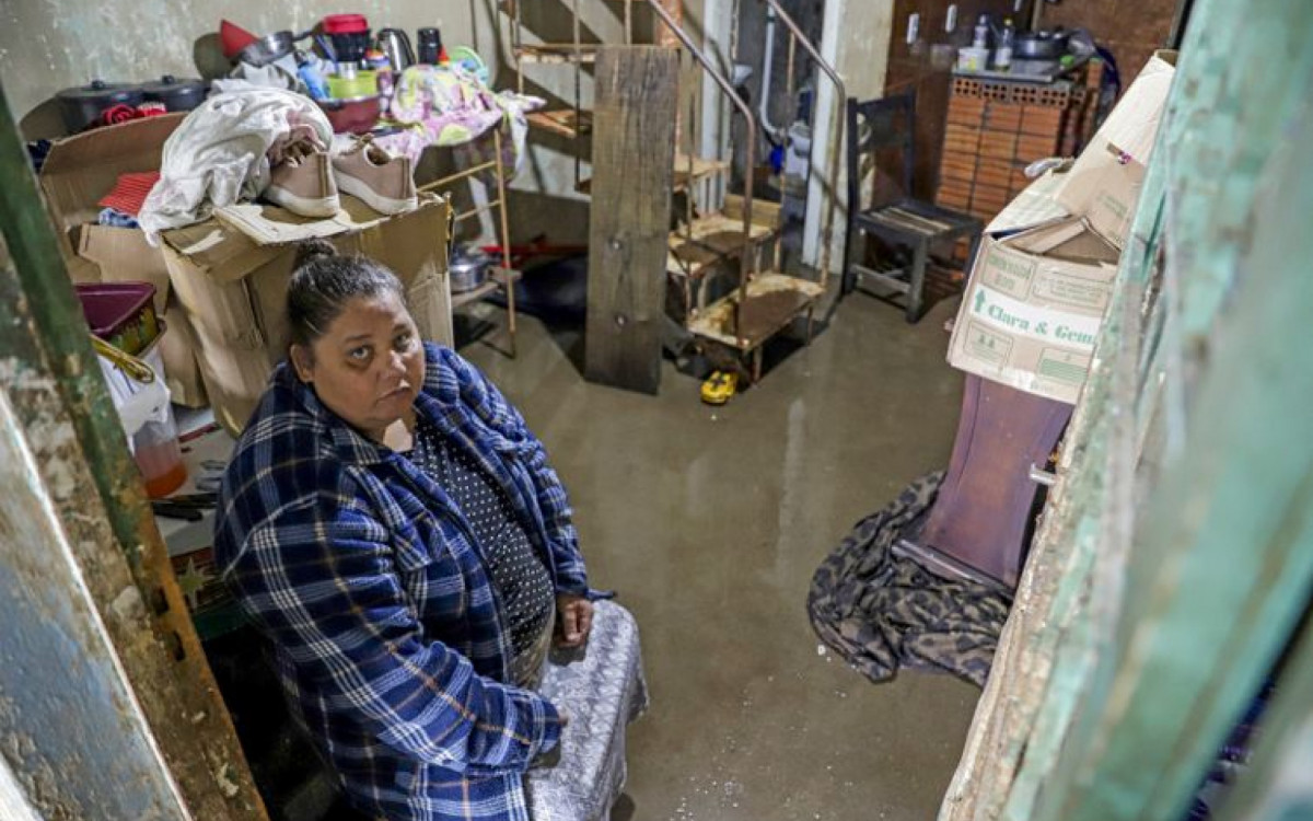 Cleci Terezinha Elesbao em sua casa alagada no bairro Humaitá depois de voltar a chover