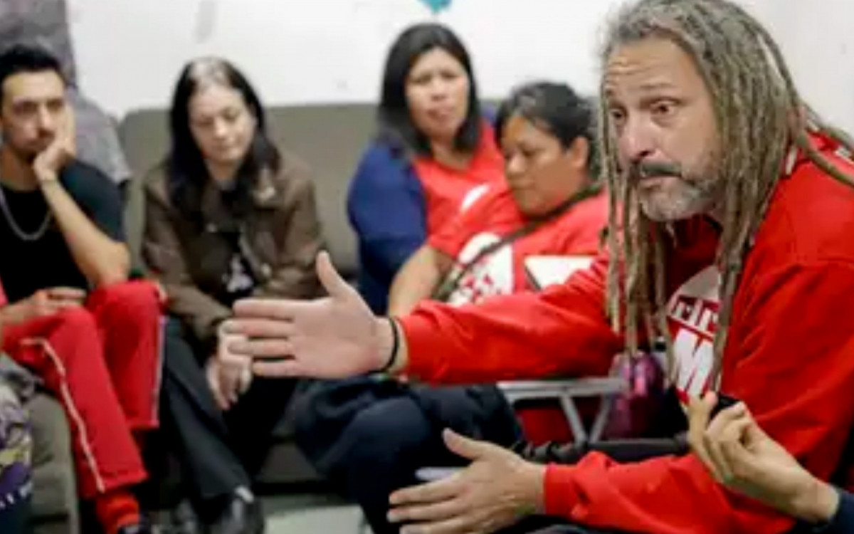 Luciano Schafer durante conversa com integrantes do Movimento de Luta nos Bairros, Vilas e Favelas