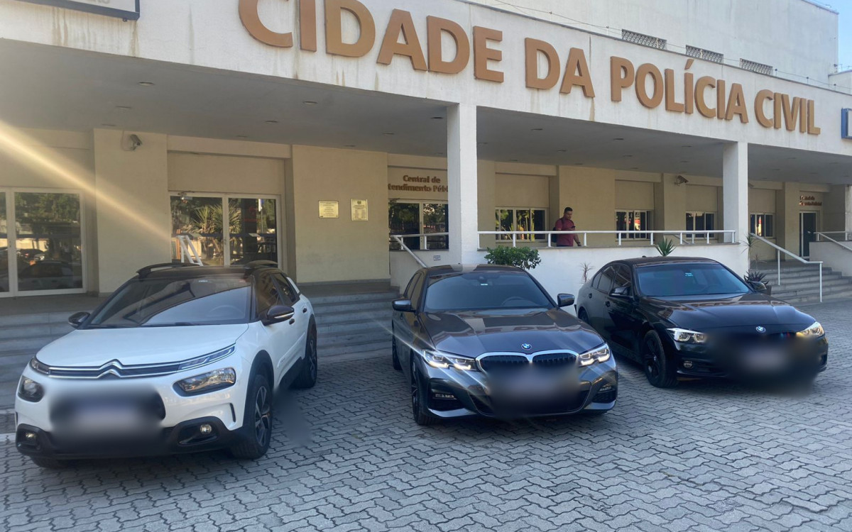 Agentes apreenderam três carros com o jornalista Ricardo Lyra Ribeiro, sendo dois deles de luxo