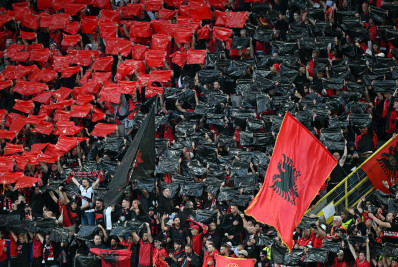 Uefa multa federações de Albânia e Sérvia por uso de faixas nacionalistas de torcedores