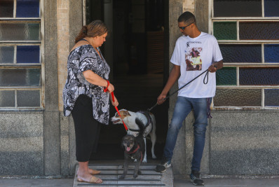 Parentes e amigos se despedem de homem morto no Engenho da Rainha