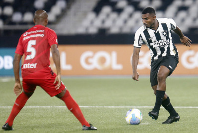 Botafogo marca no último lance e arranca empate com o Athletico no Nilton Santos