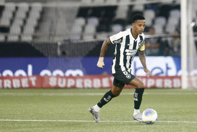Botafogo abre conversas para renovação com o volante Tchê Tchê