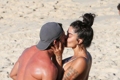 Aline Campos beija muito e brinca com aviso de 'alto risco' na praia da Barra 