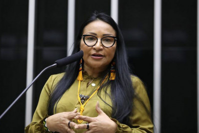 Deputada Silvia Waiãpi tem mandato cassado por gastar verba eleitoral com harmonização facial