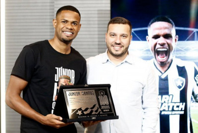 Júnior Santos completa 100 jogos pelo Botafogo e recebe homenagem do clube