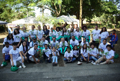 Plantio de mudas mobiliza voluntários e marca o lançamento do Projeto Monitora Rios em Nova Iguaçu