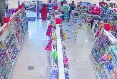 Vídeo: PM de folga reage a assalto e mata bandido dentro de farmácia em Sulacap 