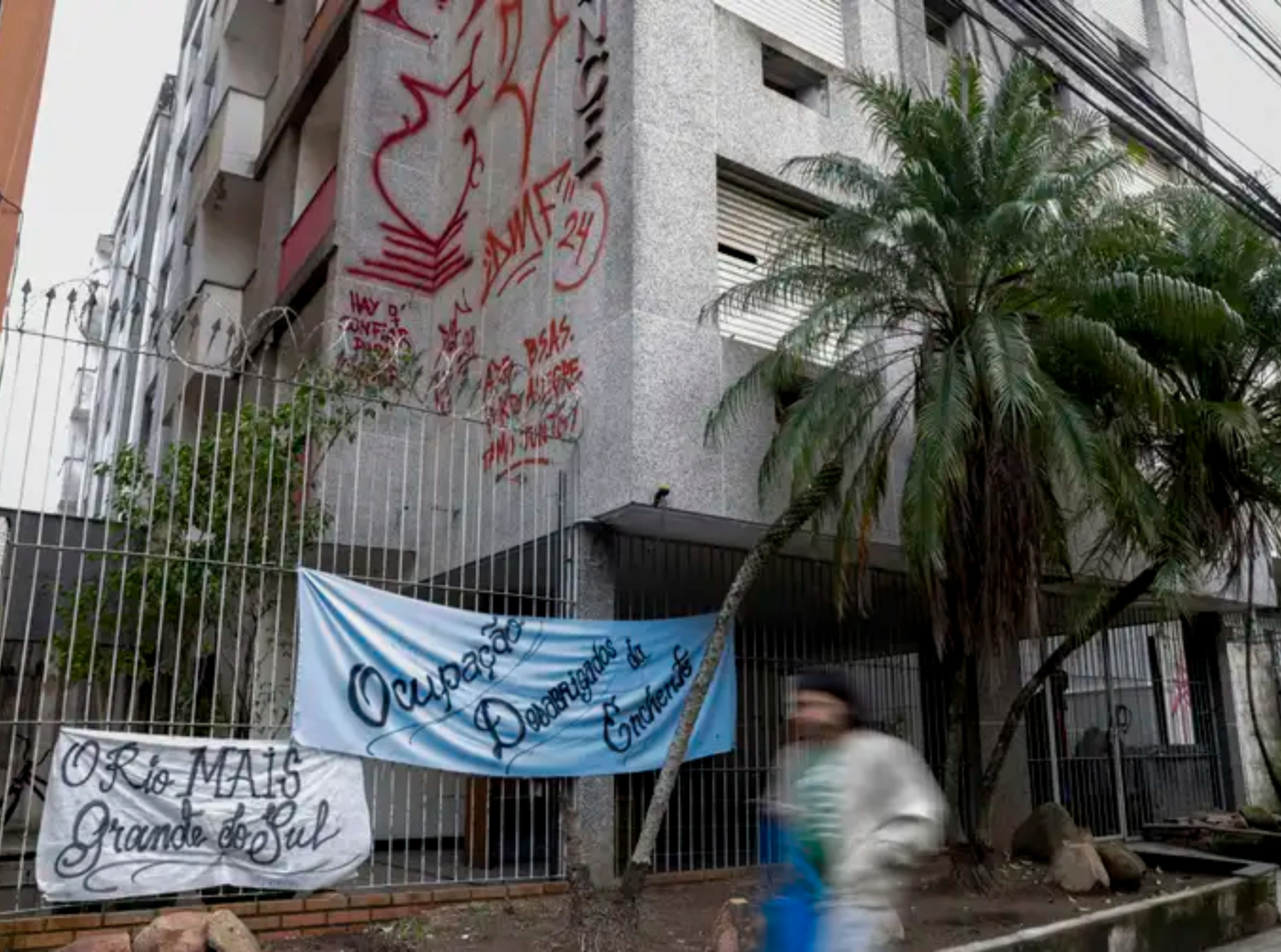 achada do pr&eacute;dio aonde vivem integrantes da ocupa&ccedil;&atilde;o O Rio Mais Grande do Sul - Bruno Peres/Ag&ecirc;ncia Brasil