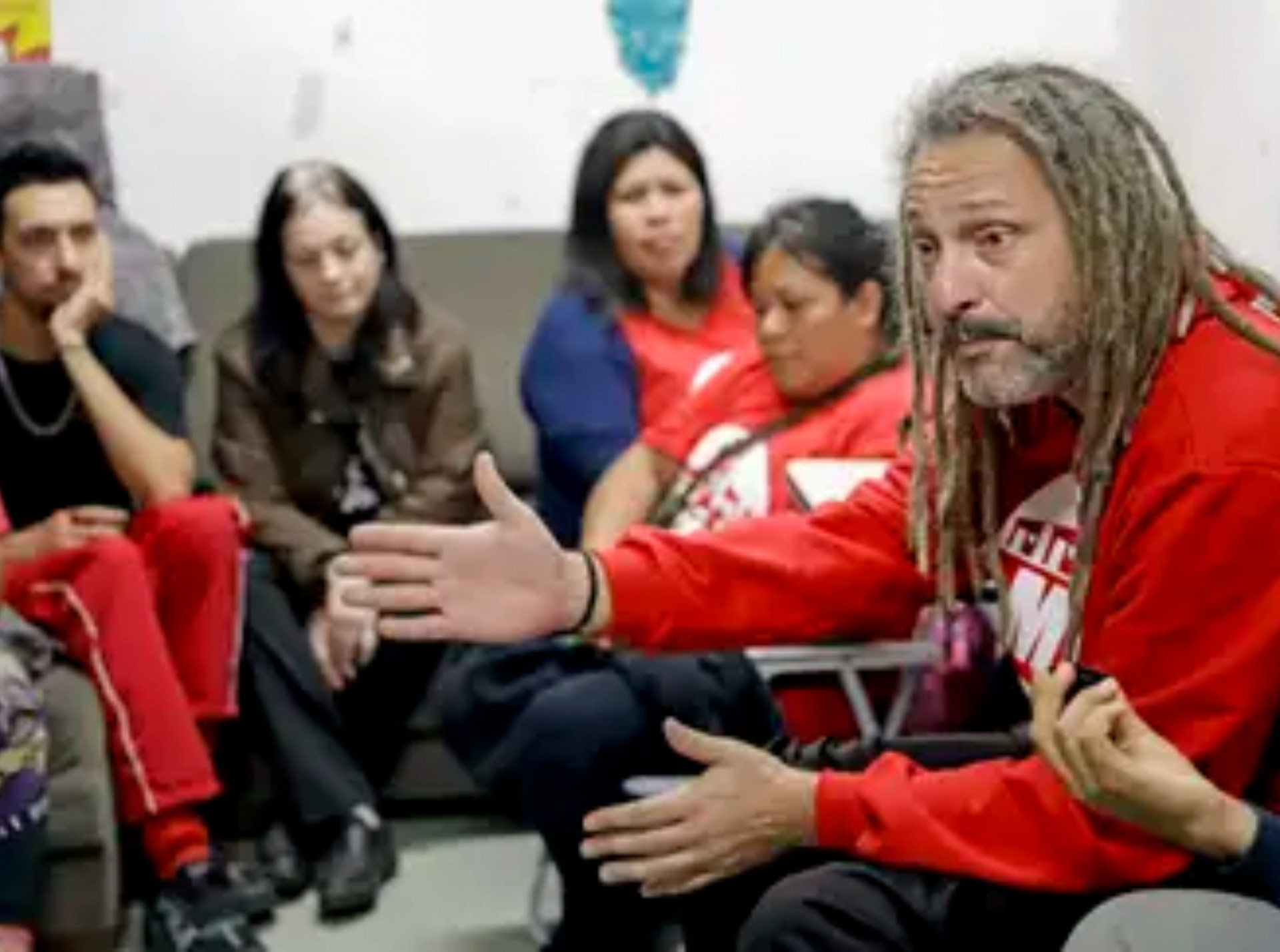 Luciano Schafer durante conversa com integrantes do Movimento de Luta nos Bairros, Vilas e Favelas - Bruno Peres/Ag&ecirc;ncia Brasil