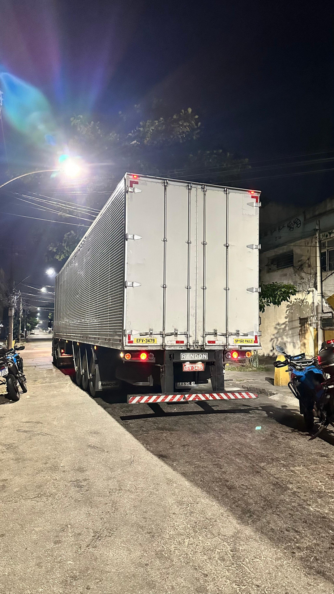 O caminhão tinha uma carga de copos de vidro avaliada em R$ 300 mil - Divulgação