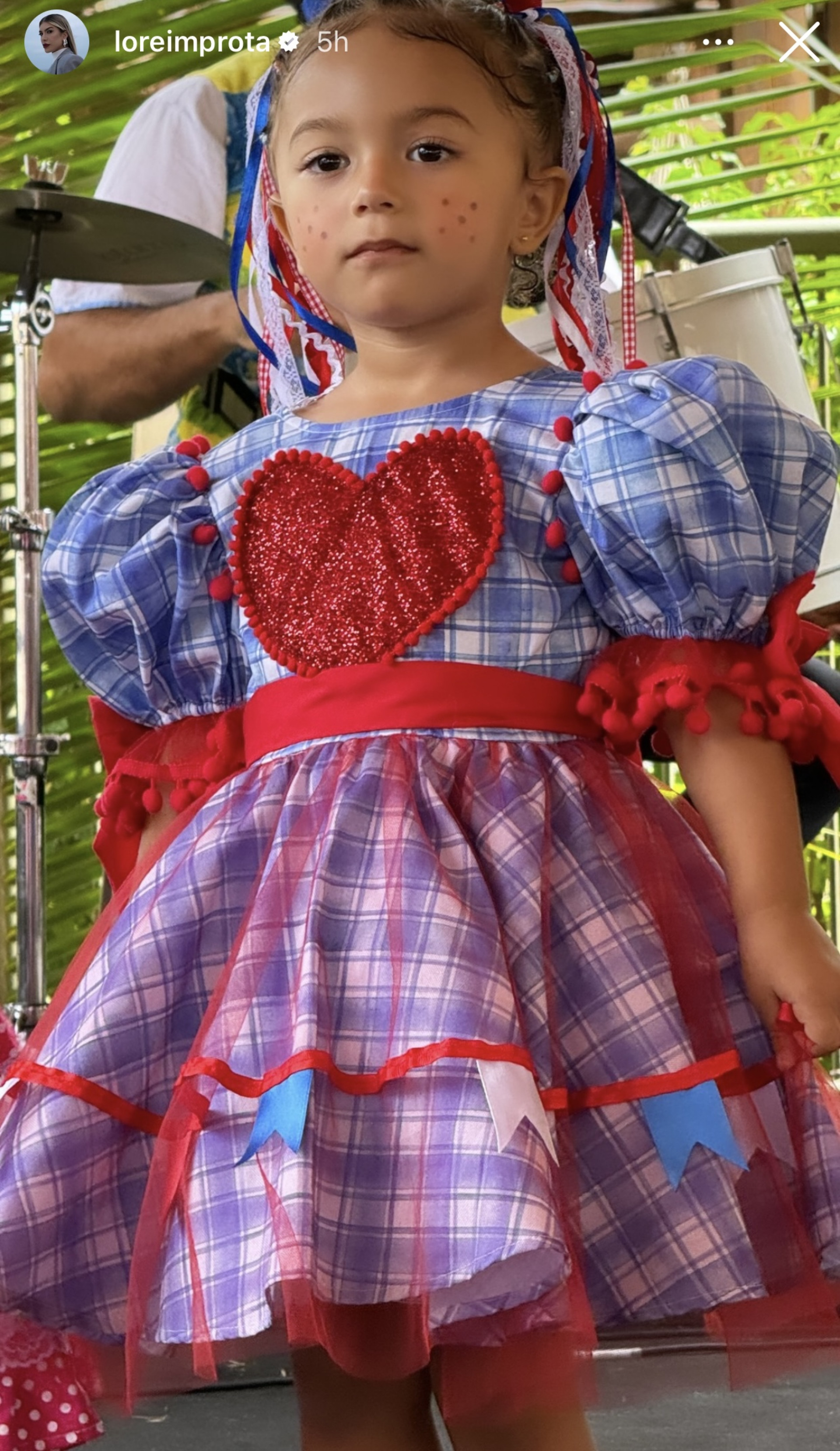 Lore Improta se emociona com apresentação da filha na escola - Reprodução