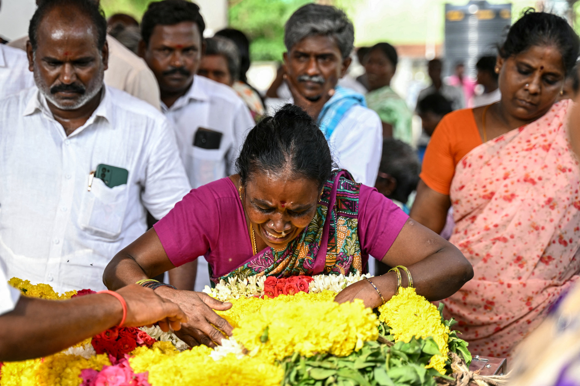 Funeral das vítimais mortes após ingerir lote adulterado de 'arrack' na Índia - R.Satish Babu / AFP