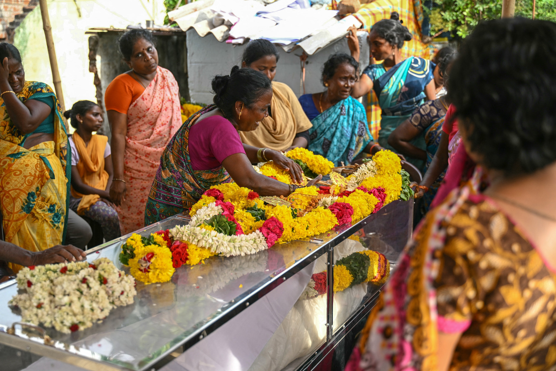 Funeral das vítimais mortes após ingerir lote adulterado de 'arrack' na Índia - R.Satish Babu / AFP