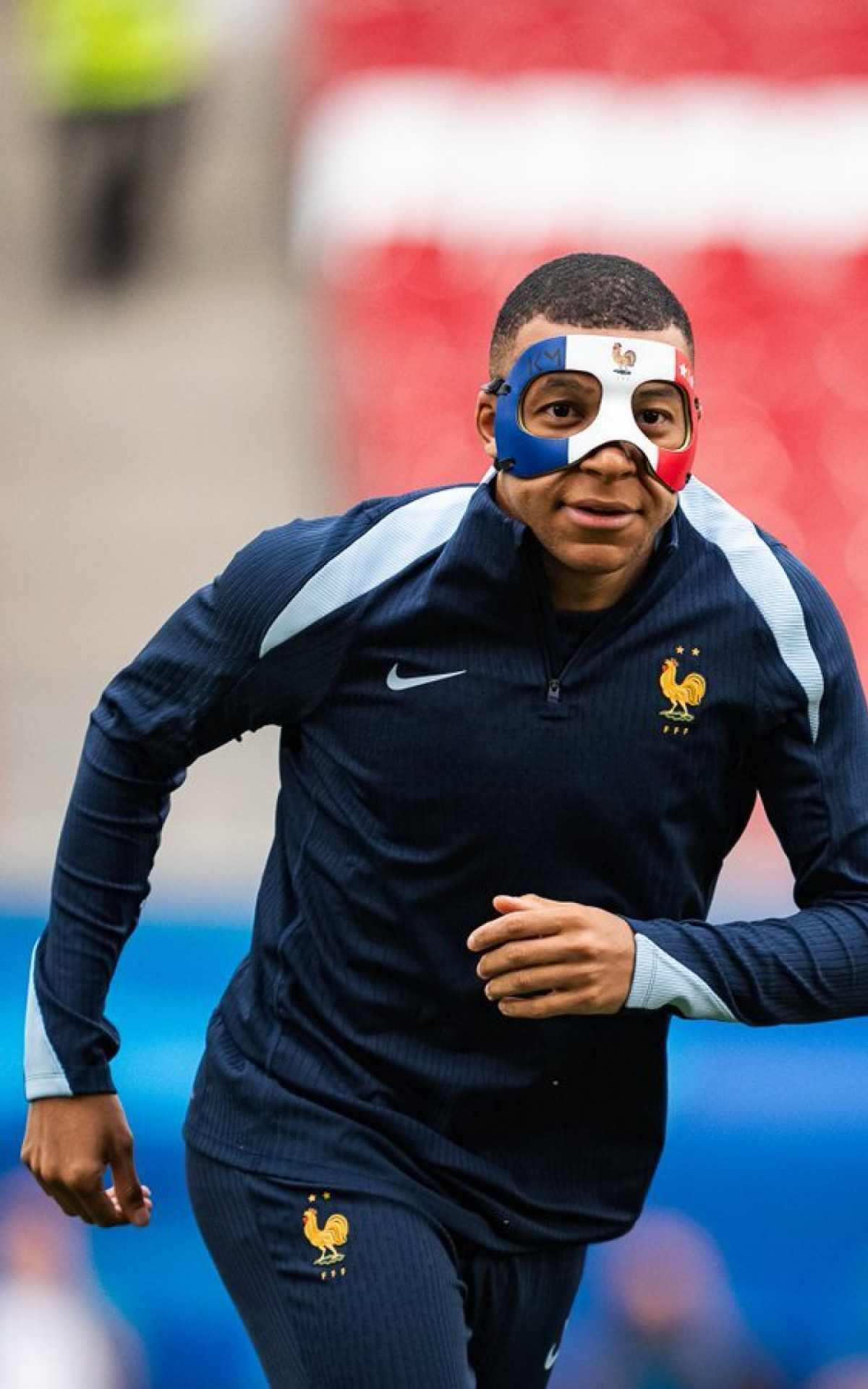 Mbappé treina com máscara personalizada pela seleção francesa - Reprodução / X @equipedefrance