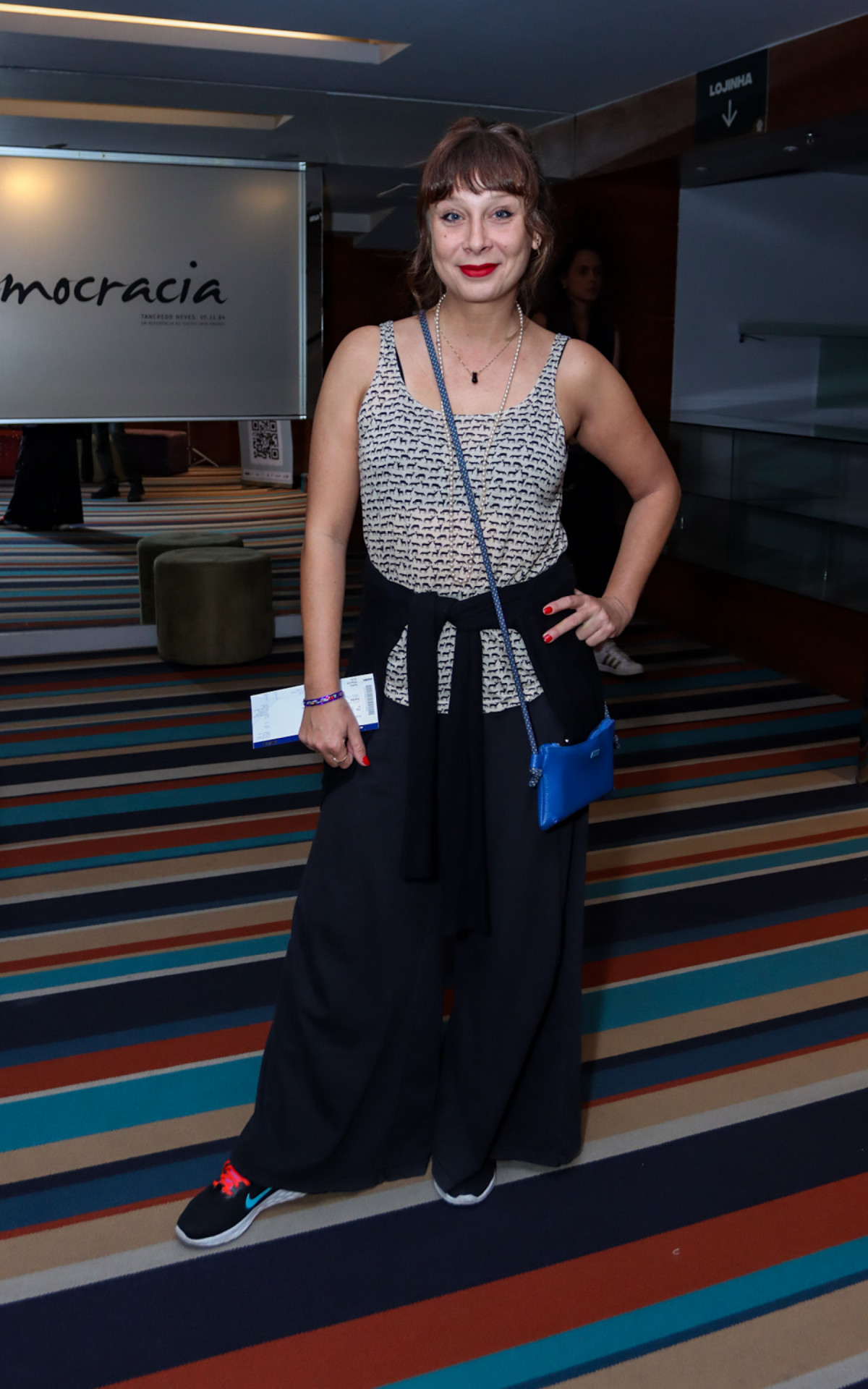 Katiuscia Canoro prestigia peça de Bruno Mazzeo e Lucio Mauro Filho no Rio