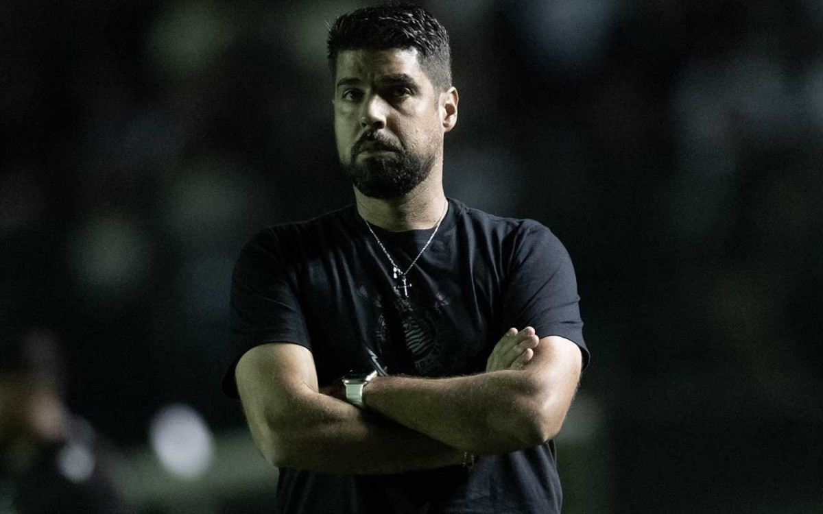 António Oliveira explica má fase e nega pressão por seu cargo no Corinthians