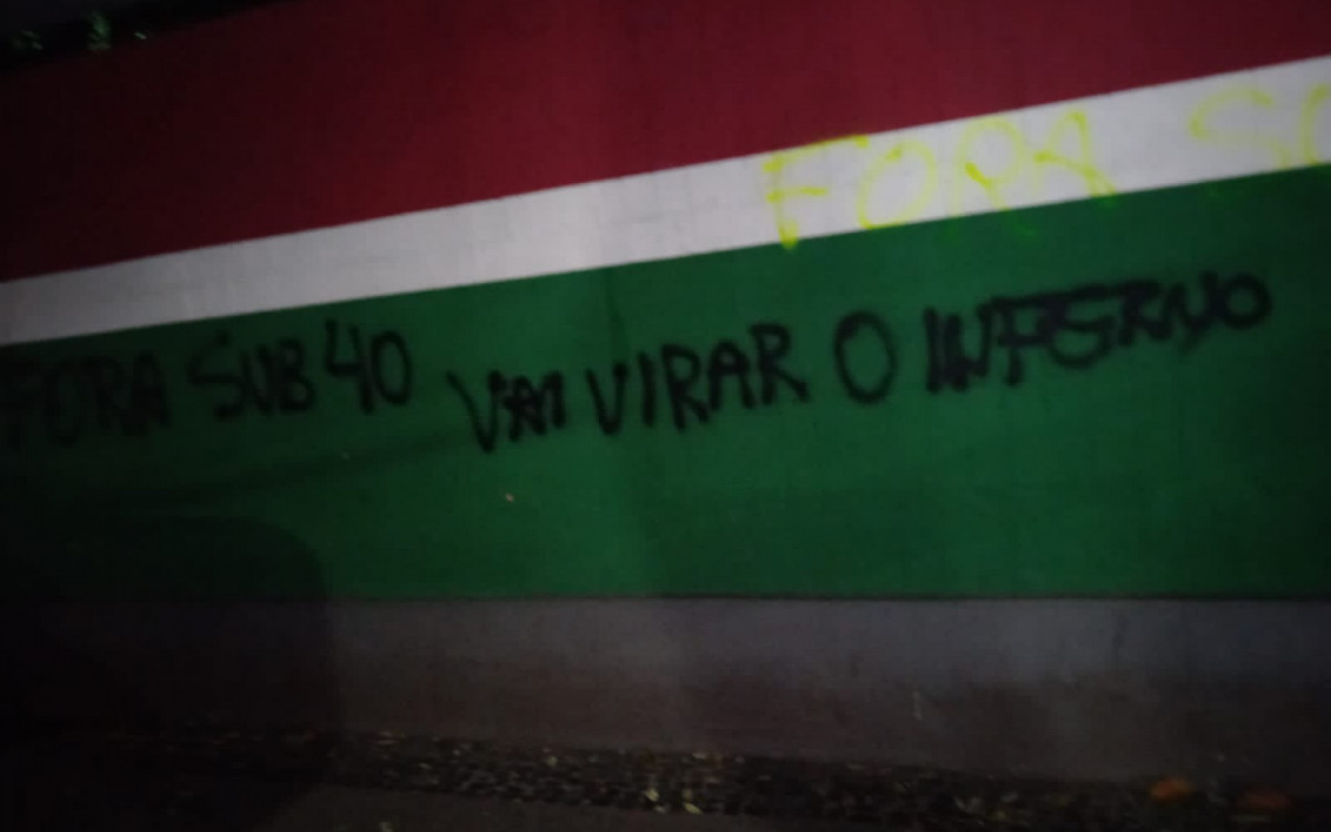 Protesto da torcida do Fluminense com pichação