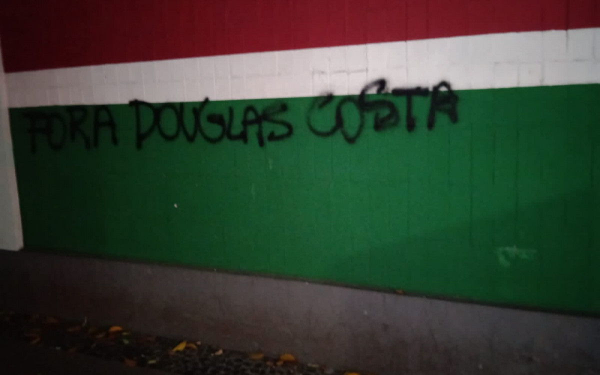 Torcedores do Fluminense picaram o muro de Laranjeiras