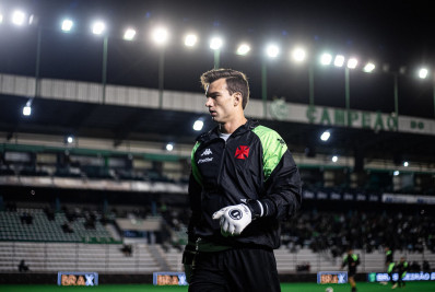 Vasco sofre com alto volume de finalizações com Alvaro Pacheco
