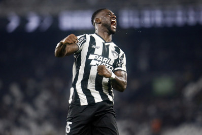 Bastos vira herói, salva Botafogo mais uma vez e confirma boa fase