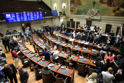 Câmara do Rio aprova projeto complementar que legaliza 'lei dos puxadinhos'