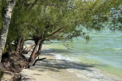 Praia lagunar de Arraial fica próxima de receber a Bandeira Azul para temporada 2024/2025 