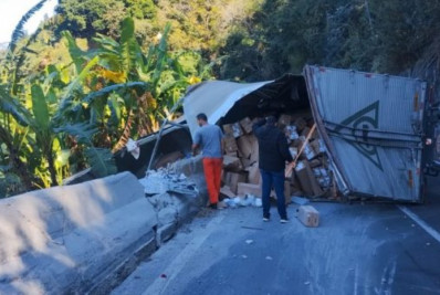 Caminhão tomba e interdita completamente a Serra das Araras, em Piraí