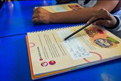 Escolas municipais de Itaguaí recebem materiais pedagógicos e livros literários para aprimorar alfabetização