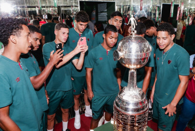 Moleques de Xerém visitam o Museu Fluminense FC: 'A história é linda'
