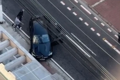 Criminosos rendem motorista no meio da rua e roubam carro na Zona Norte