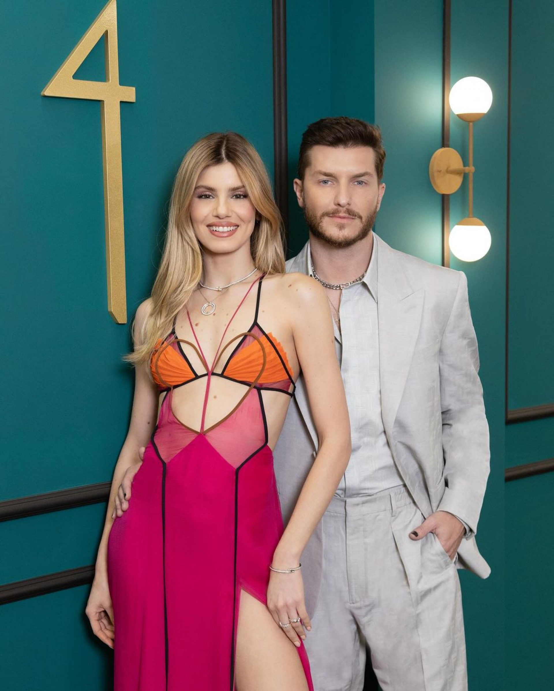 O comando de 'Casamento as Cegas Brasil' continua com o casal de apresentadores Camila Queiroz e Klebber Toledo - Reprodução / Instagram 