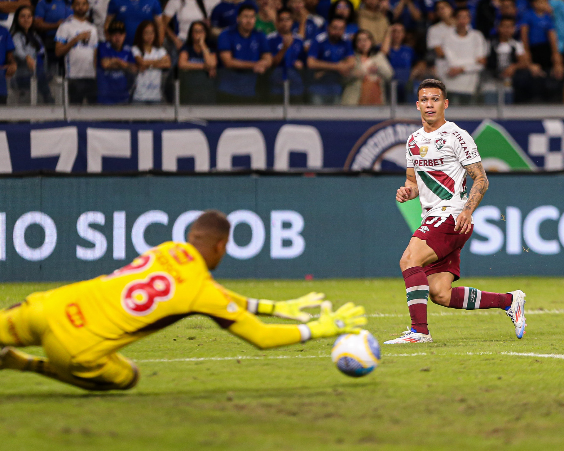 Calegari, do Fluminense, bate cruzado para a defesa de Anderson - Marcelo Gonçalves/Fluminense