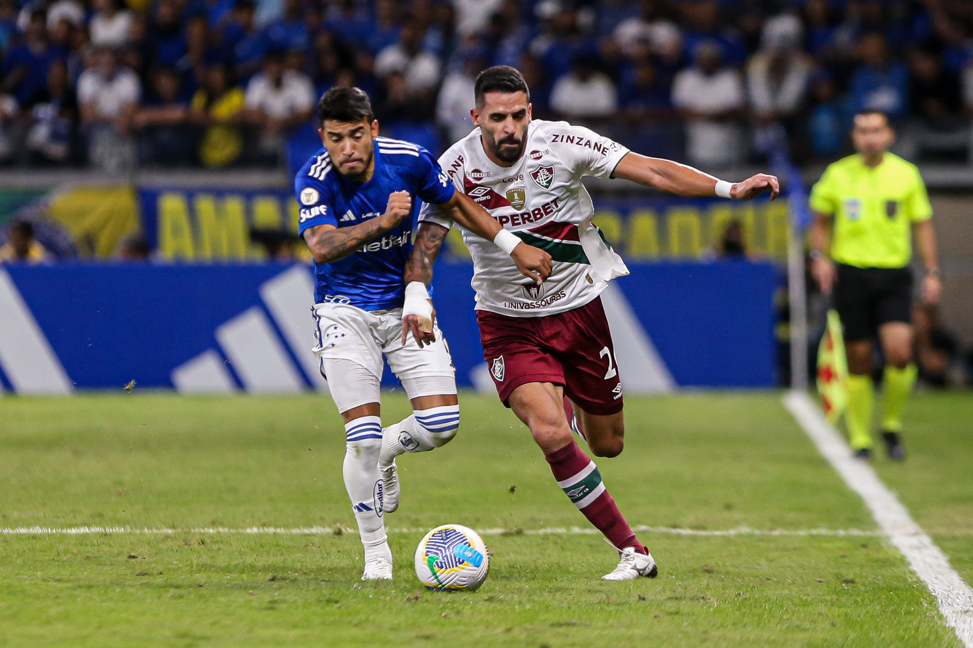 Marcação em cima de Renato Augusto, do Fluminense - Marcelo Gonçalves/Fluminense
