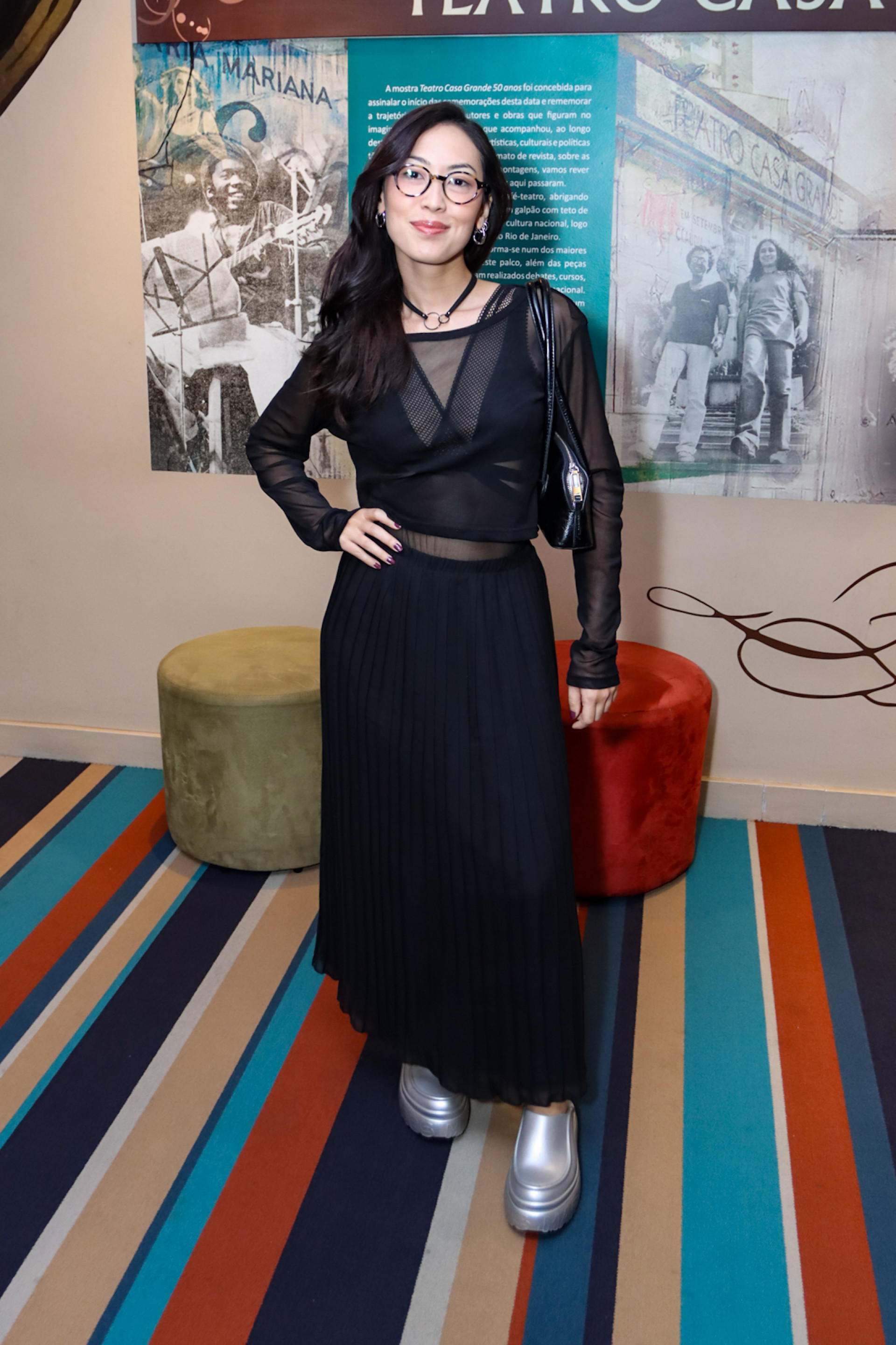 Ana Hikari prestigia peça de Bruno Mazzeo e Lucio Mauro Filho no Rio