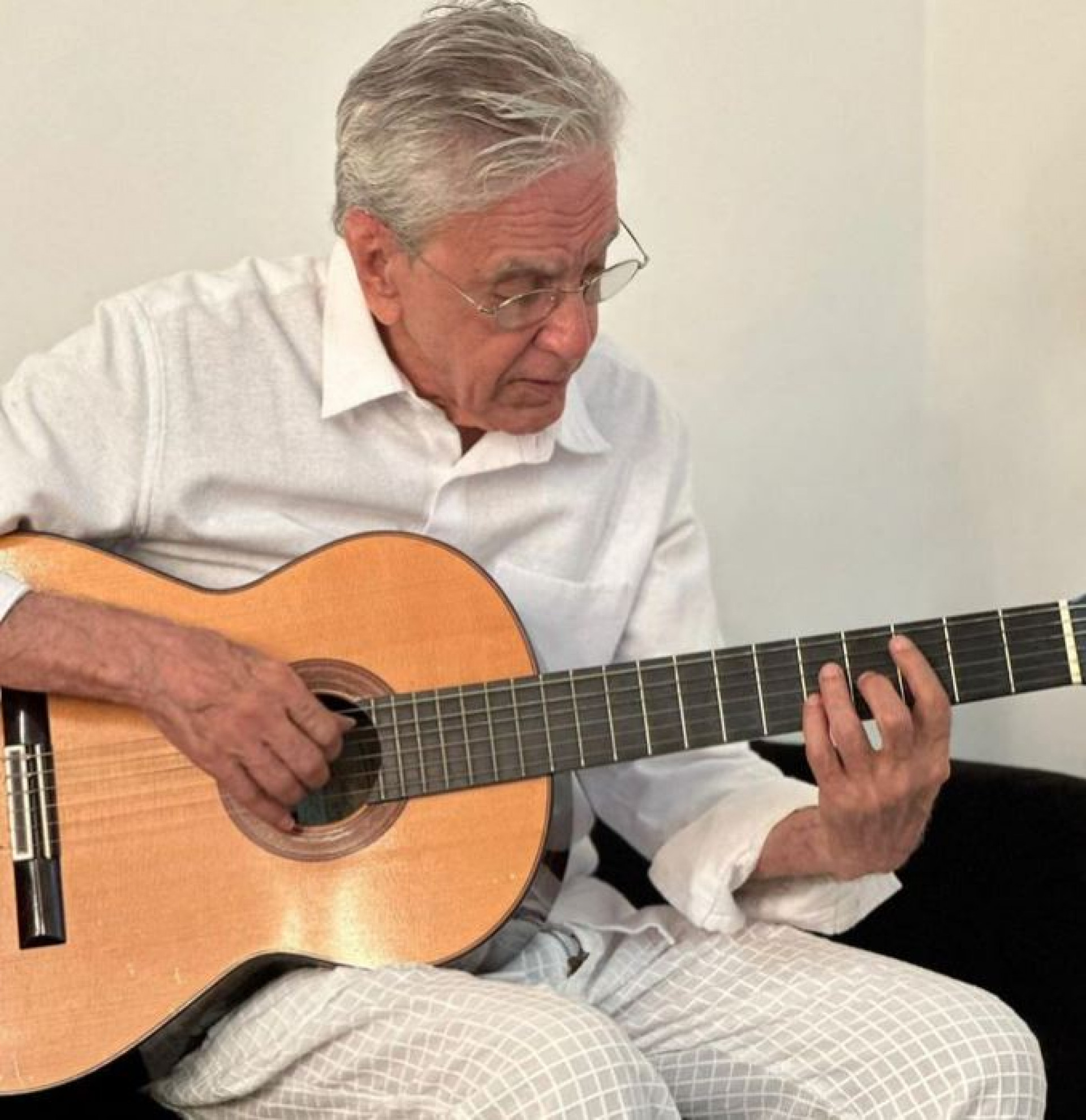 Senador do PL diz que Caetano Veloso pegou em armas na ditadura e Otto Alencar corrige: 'Só no violão'
