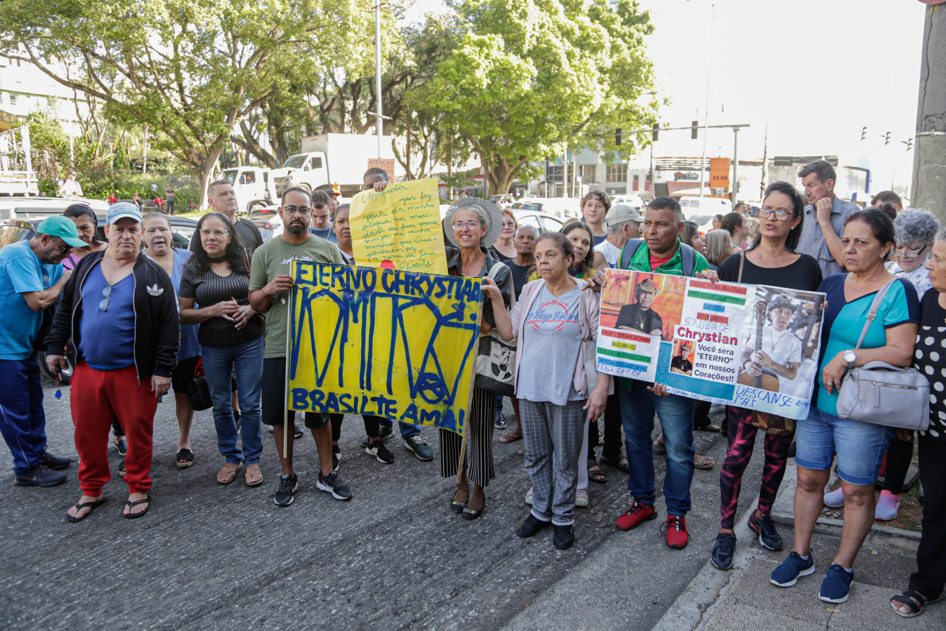 Esposa e o fãs que fizeram homenagem ao músico  - Van Campos/Agnews