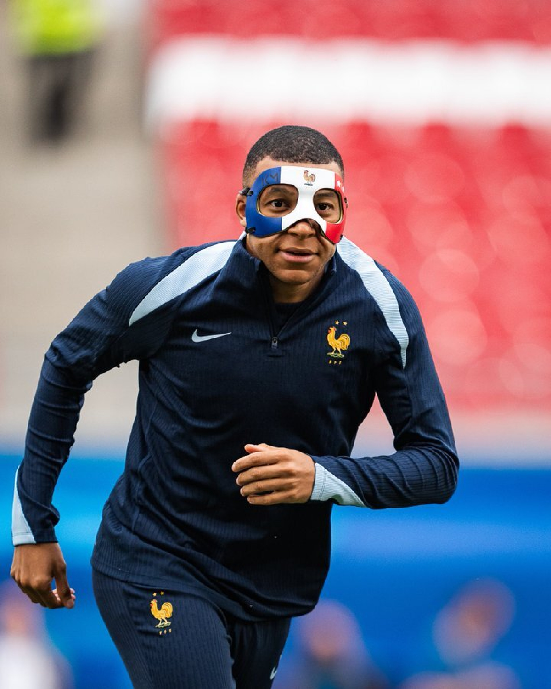Mbappé treina com máscara personalizada pela seleção francesa