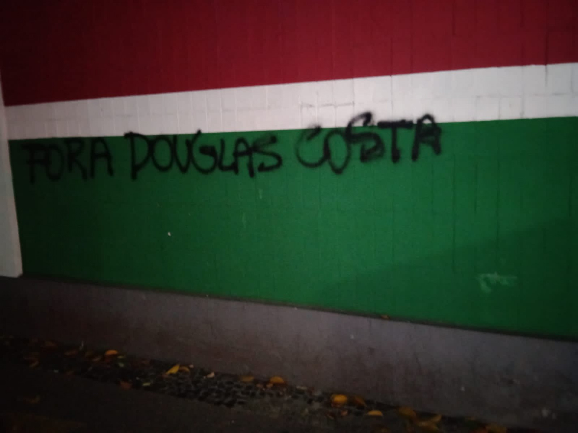 Torcedores do Fluminense picaram o muro de Laranjeiras - Reprodu&ccedil;&atilde;o/Twitter