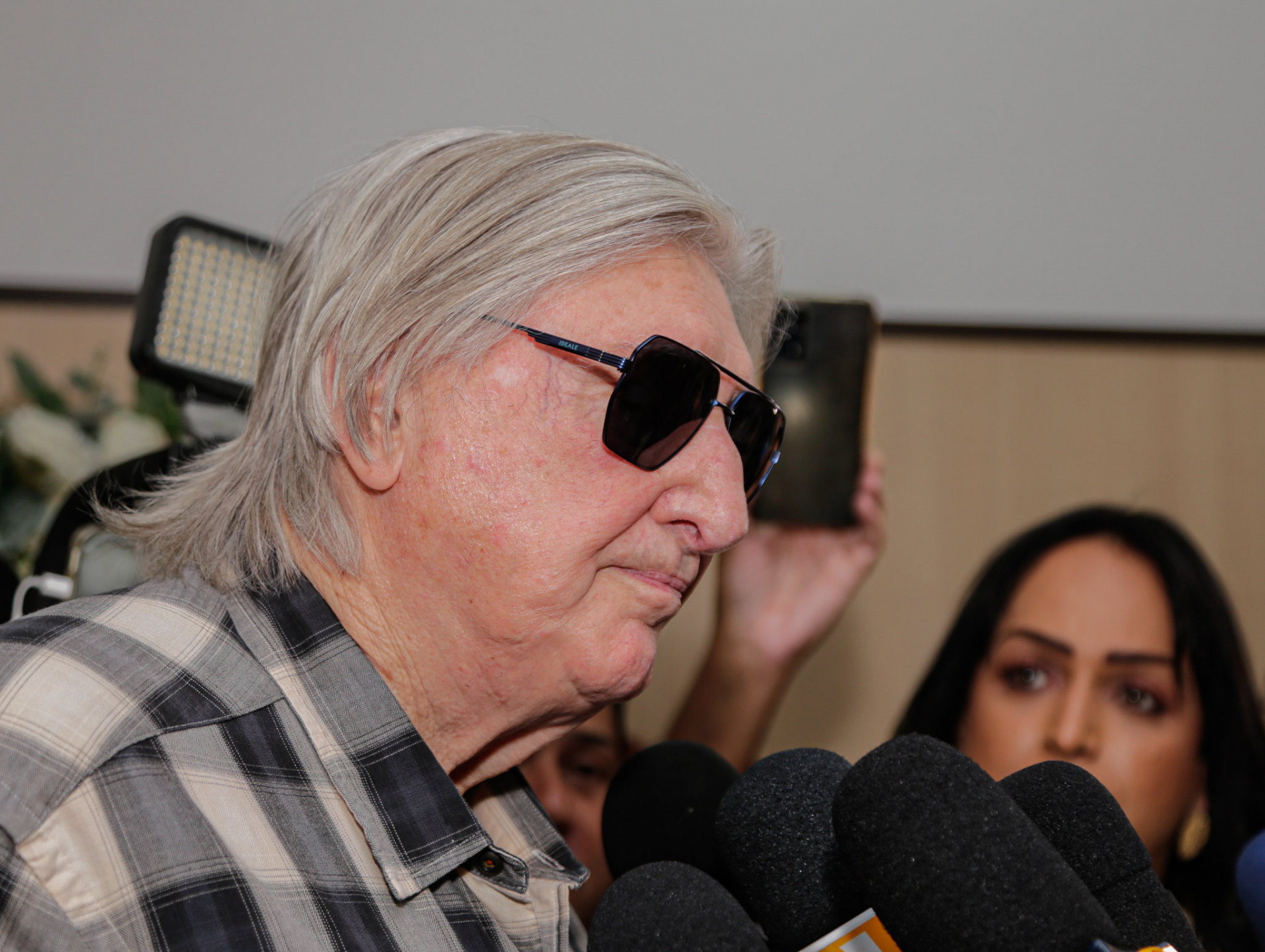 Sérgio Reis chega ao velório de Chrystian - Van Campos/Agnews