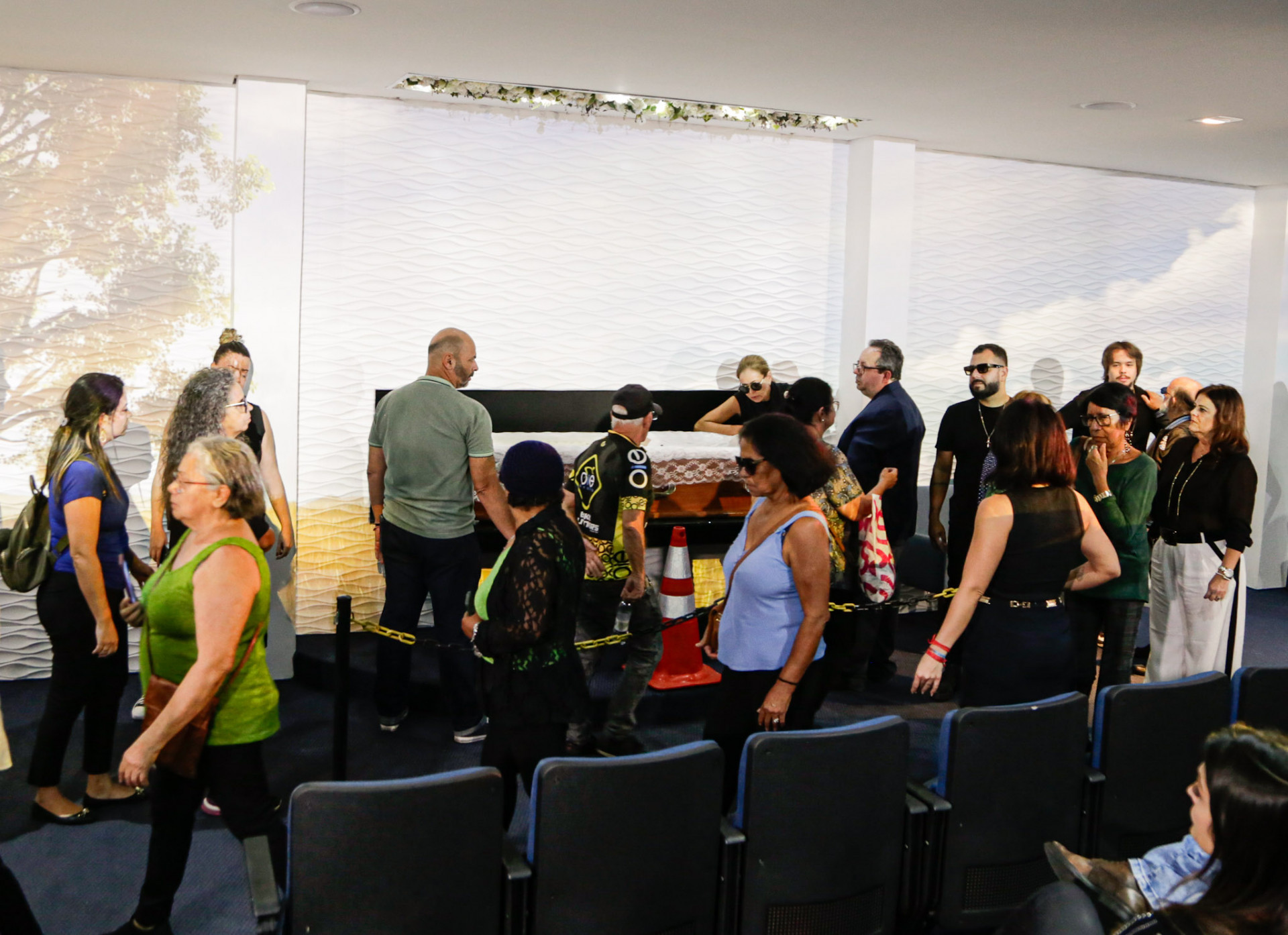 Esposa e o fãs que fizeram homenagem ao músico - Van Campos/Agnews