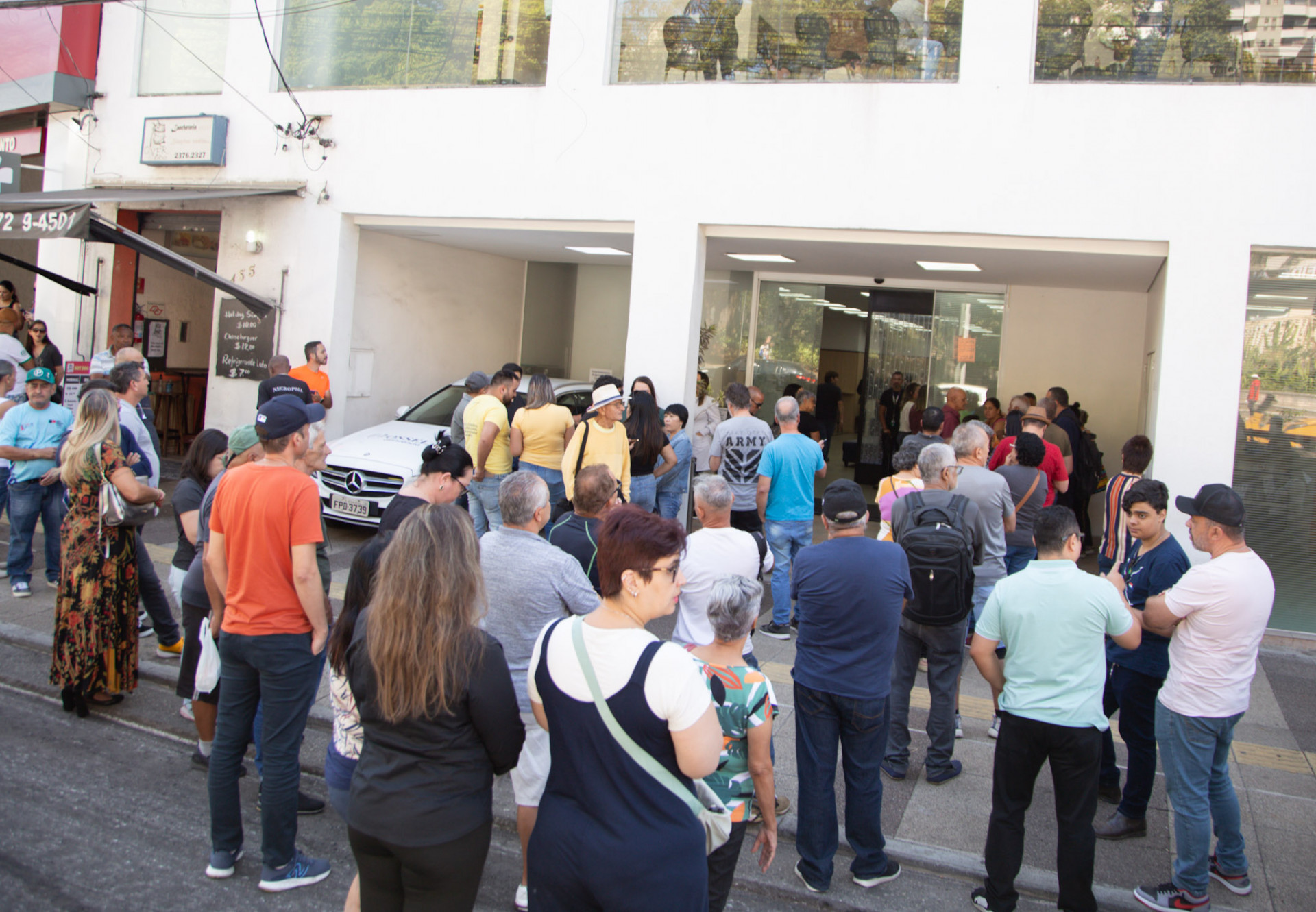 Familiares, amigos e famosos se despedem no velório do cantor sertanejo Chrystian, em São Paulo - Van Campos/Agnews