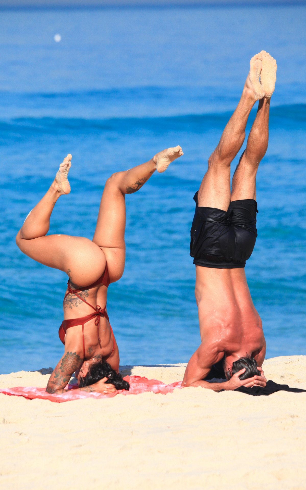 Casal fazendo pose da Yoga