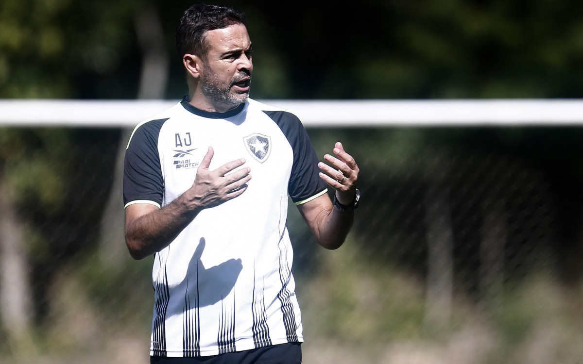 Artur Jorge. Treino do Botafogo, Esoaco Lonier. 20 de Junho de 2023, Rio de Janeiro, RJ, Brasil. Foto: Vitor Silva/Botafogo. 
Imagem protegida pela Lei do Direito Autoral Nº 9.610, DE 19 DE FEVEREIRO DE 1998. Sendo proibido qualquer uso comercial, remunerado e manipulacao/alteracao da obra.
