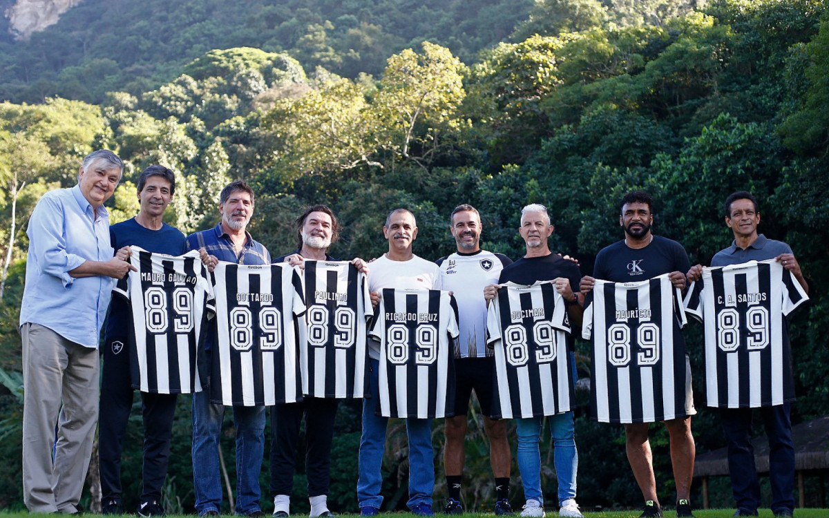 Mauro Galv&atilde;o, Gottardo, Paulinho Crici&uacute;ma, Ricardo Cruz, Jucimar, Maur&iacute;cio e Carlos Alberto Santos foram homenageados pelo Botafogo - Vitor silva / Botafogo