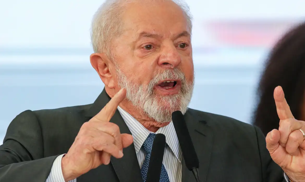 Lula diz que fará qualquer ajuste fiscal necessário e não quer gastar mais do que País ganha