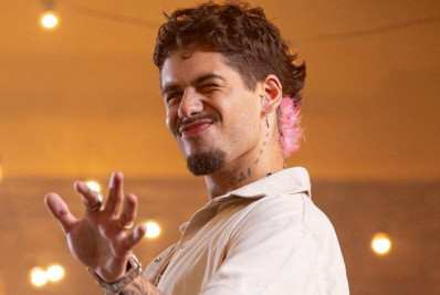 Zé Felipe surge fumando e se explica: 'Cigarro orgânico'