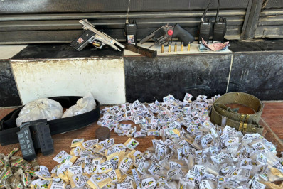 PM prende criminoso com revólver, pistola e drogas no Parque Floresta em Belford Roxo