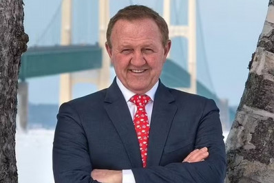 EUA: deputado republicano é preso por perseguição armada a dançarina de clube de striptease